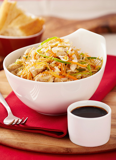 Arroz frito con pollo y fideos