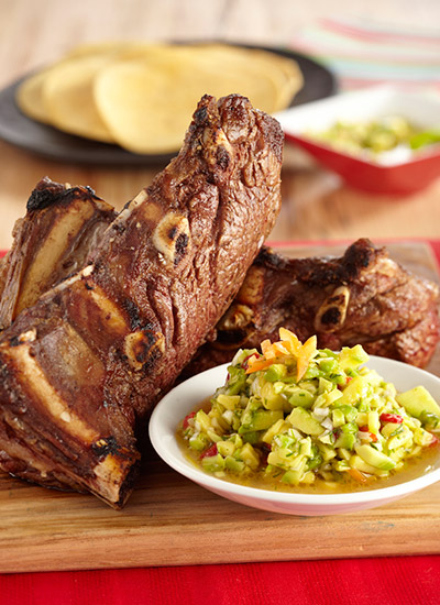 Asado de tira con tortillas de maíz y ají de aguacate