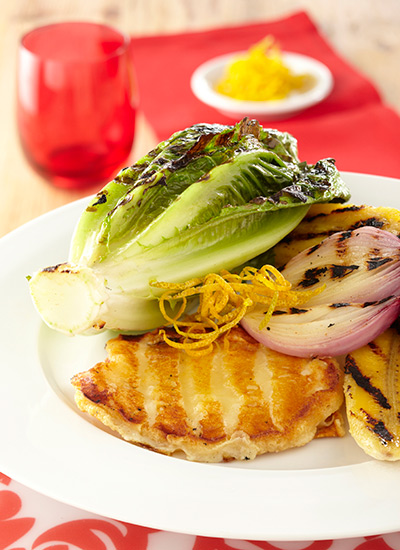 Bananos, provolone y lechugas romanas a la parrilla