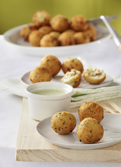 Buñuelos de ñame rellenos con butifarra