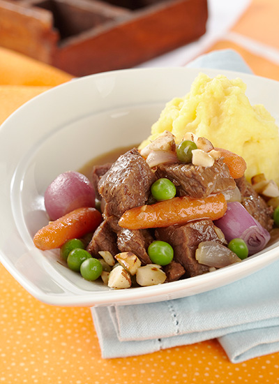 Cacerola de carne cocida en vino con puré de dos papas