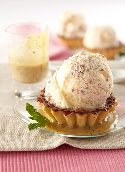 Canasticas con pasta de avellanas, helado de brownie y salsa de café