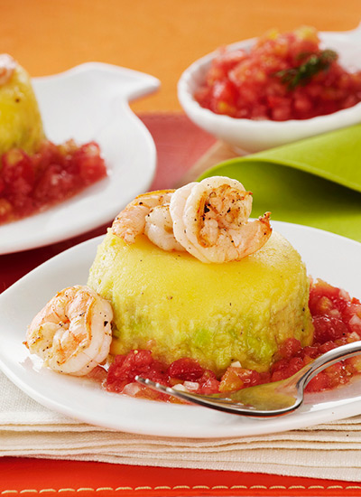 Causa de camarones con salsa cruda de tomate y ají