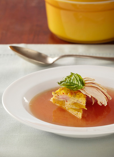 Cazuela atomatada con pollo y tortilla de plátano