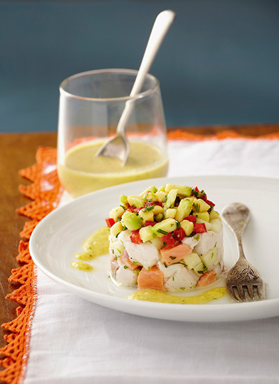 Ceviche de corvina, salmón y manzana con salsa de pimentones amarillos