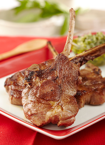 Chuletas de cordero con salsa de menta y almendras