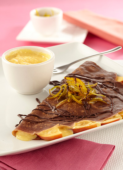 Crepes de chocolate con salsa de naranja y durazno