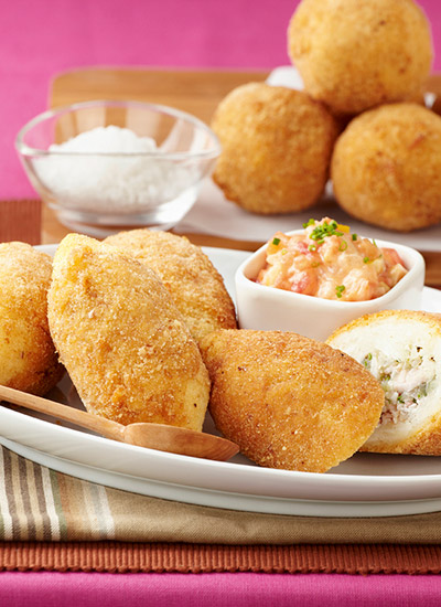 Croquetas de yuca rellenas de tocineta con hogao costeño