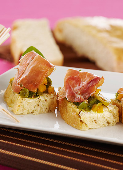 Crostini con pimientos asados y jamón serrano