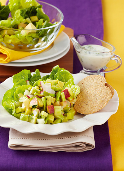 Ensalada de aguacate y durazno con salsa de yogur