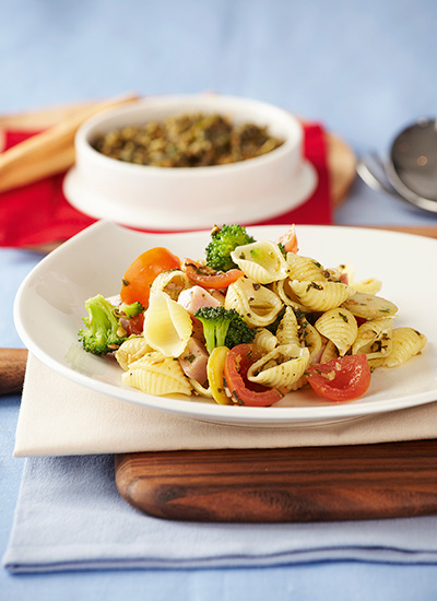 Ensalada de conchas con brócoli y pesto