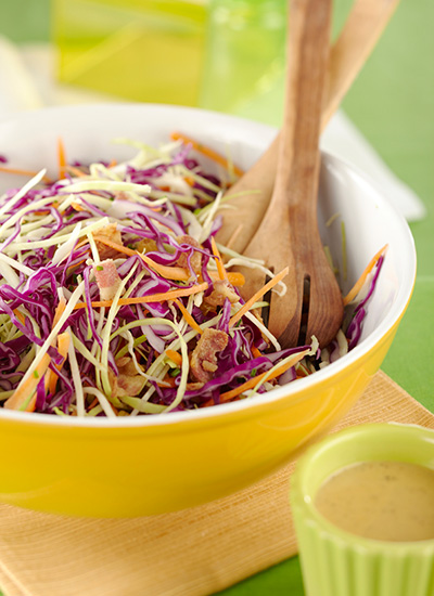 Ensalada de repollo con uvas pasas y cebollín