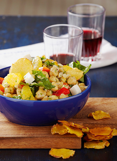 Ensalada de garbanzos con queso feta y chips de durazno