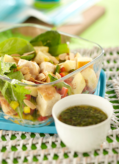 Ensalada de pollo con guisantes y manzana