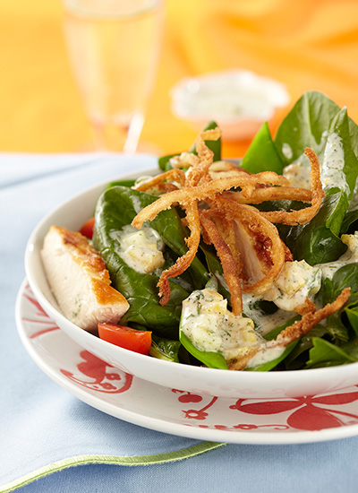 Ensalada de pollo a la parrilla con tiras de pan árabe picante