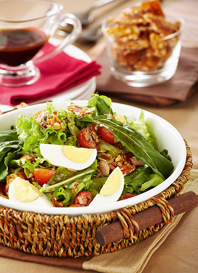 Ensalada de rúgula y atún, con crocante de avena