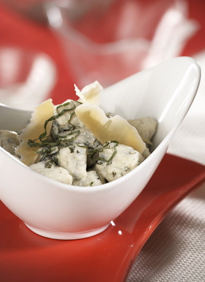 Ensalada de calabacín con queso ricota, albahaca y pasta