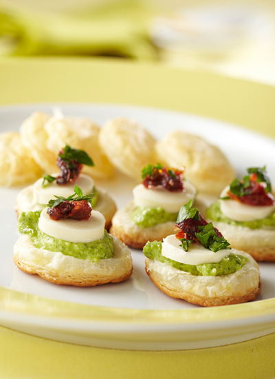 Galletas de hojaldre rellenas de pesto y mozzarella