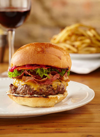 Hamburguesa a la parrilla con tocineta y queso cheddar