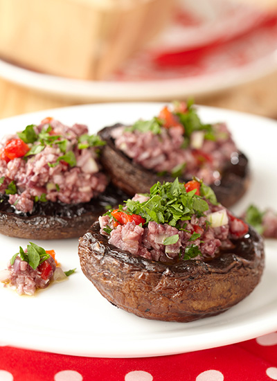 Hongos portobello a la parrilla con picadillo de aceitunas