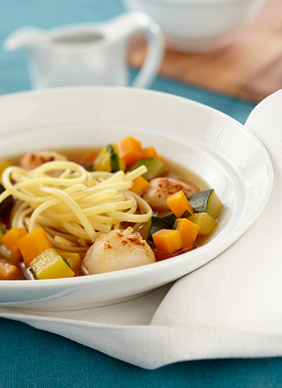 Linguini con vieiras en caldo de pollo con vegetales