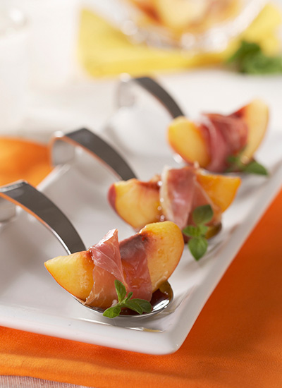 Medias lunas de nectarina y prosciutto con naranja y menta