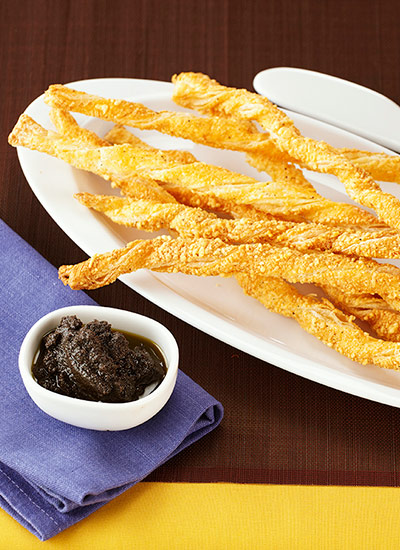 Palitos de queso parmesano con dip de aceitunas