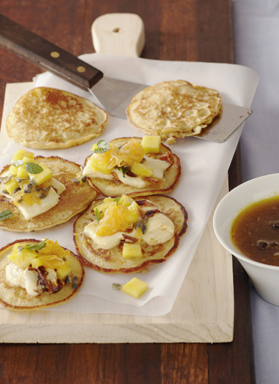 Pancakes de choclo, cuajada y frutas