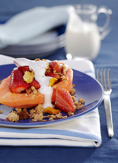 Papaya rellena de fresas con yogur y müesli casero