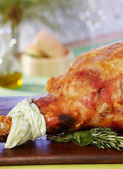 Pernil de cerdo al horno con salsa de mora y vino tinto
