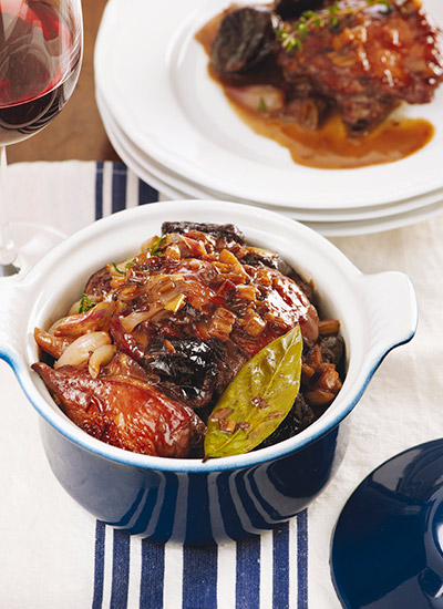 Perniles de pollo en vino tinto con ciruelas pasas