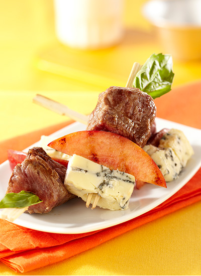 Pinchos de lomo con melocotón y queso azul