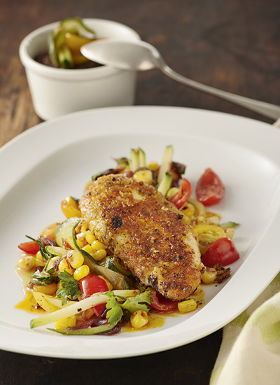 Pollo glaseado en miel de cítricos con ensalada de tomatillo y cebolla dorada