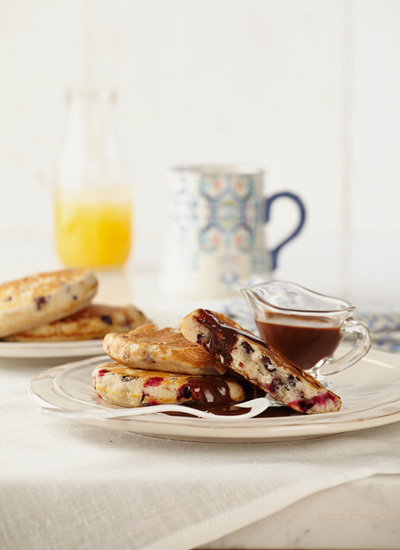 Pancakes con agraz, arándanos rojos y salsa de chocolate