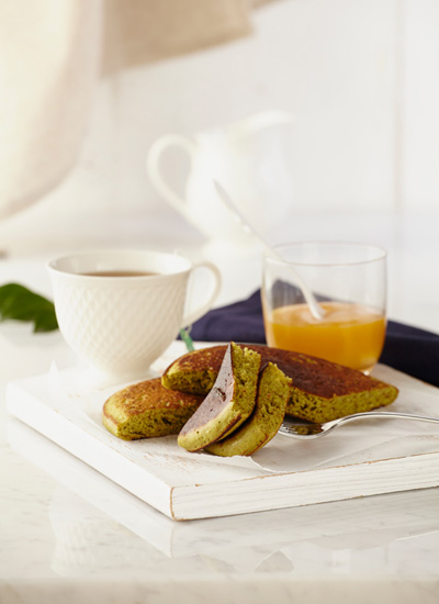 Pancakes de té verde con compota de duraznos