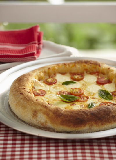 Pizza con queso mozzarella y tomate cherry