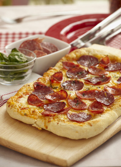 Pizza con salsa de tomate picante, chorizo, salami y tomillo