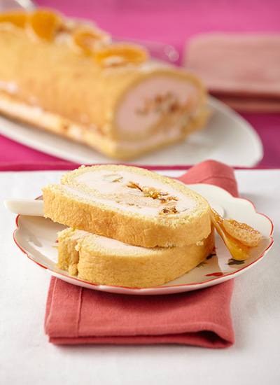 Rollo de helado de mandarina y crocante de nueces