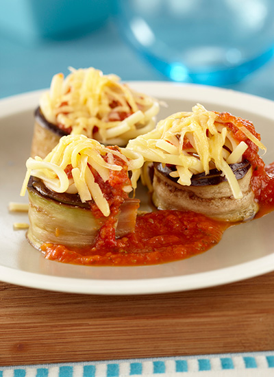 Rollos de berenjena con ternera y salsa de tomate