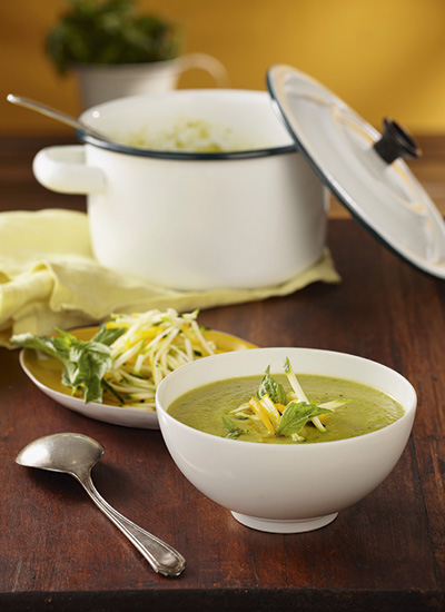 Sopa de calabacín con albahaca, puerro y limón