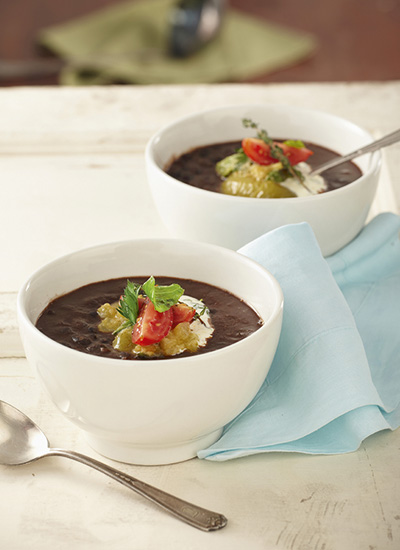 Sopa de fríjol negro con salsa de tomate verde