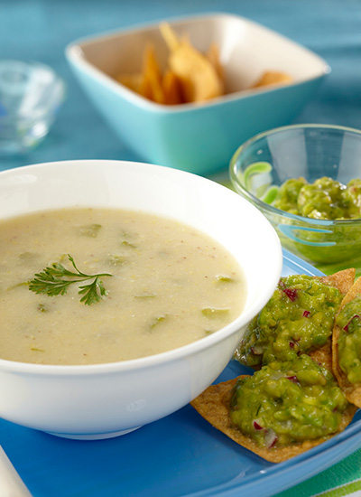 Sopa de mazorca con guacamole sobre totopos