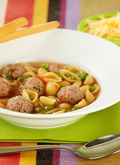 Sopa de pasta con albóndigas