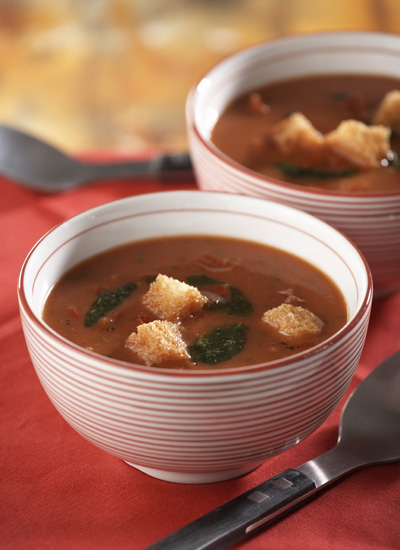 Sopa de tomate, albahaca y crutones