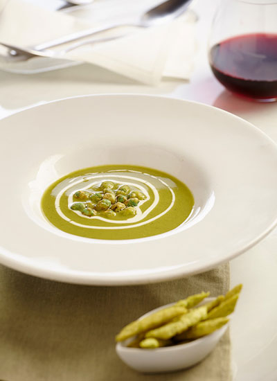 Sopita de arvejas verdes, poleo y arvejas crocantes con wasabi