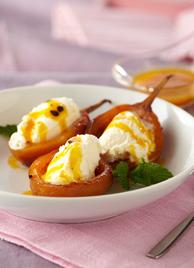 Tomates de árbol con coulis de maracuyá y helado