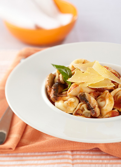 Tortellini con salsa de tomate y champiñones