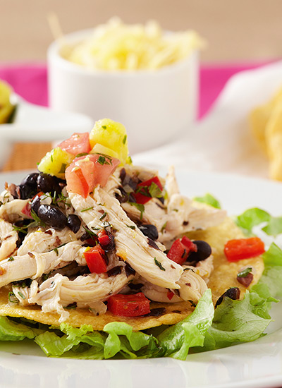 Tostadas de maíz con pollo y frijoles negros