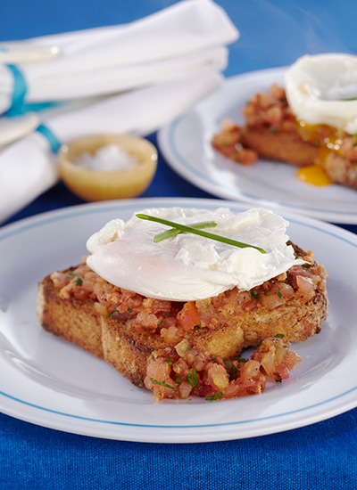 Tostadas con picadillo de tomate y huevo pochado