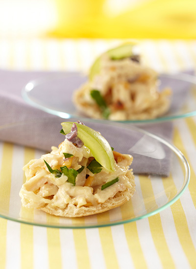 Tostadas de pollo con alioli de almendras